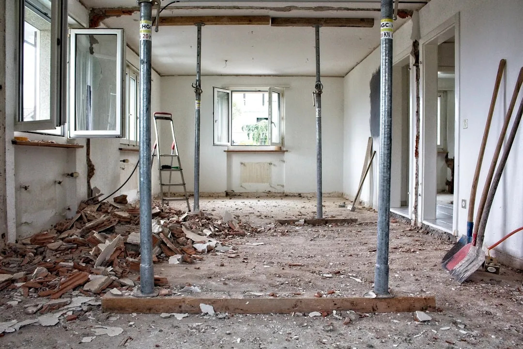 Punta de rompedor en contacto con el concreto en un trabajo de demolición